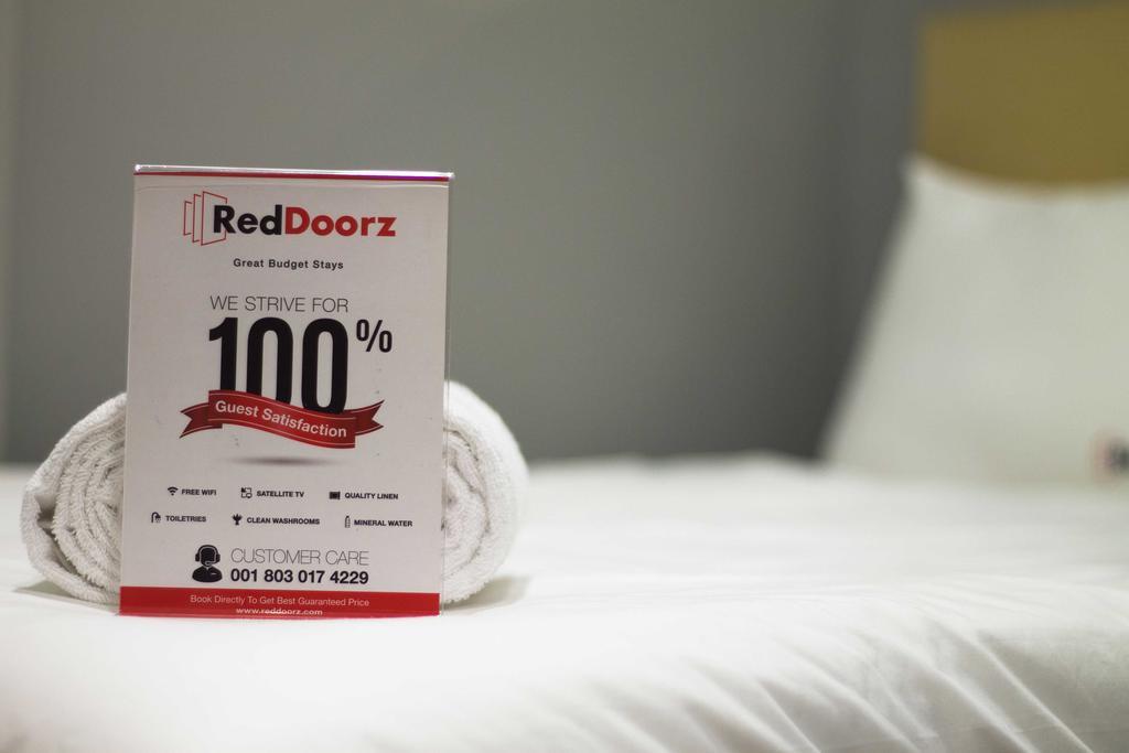 ホテル Reddoorz @ Mataram Kuta 3 エクステリア 写真