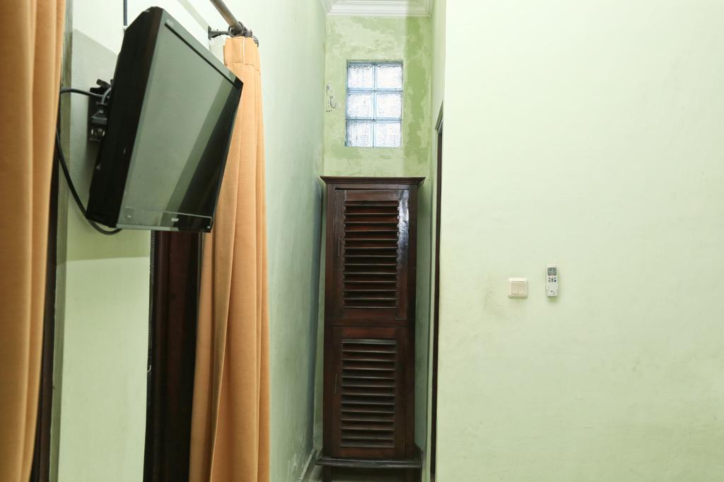 ホテル Reddoorz @ Mataram Kuta 3 エクステリア 写真
