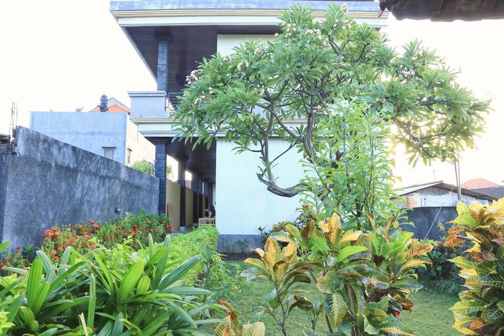 ホテル Reddoorz @ Mataram Kuta 3 エクステリア 写真