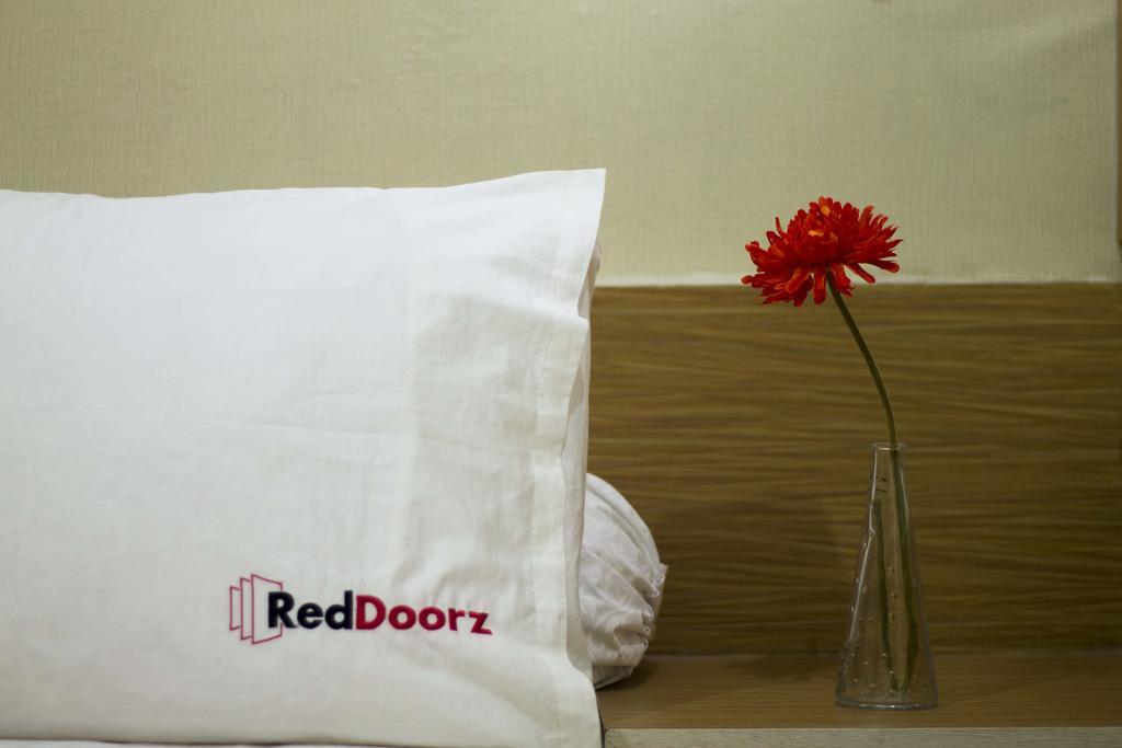 ホテル Reddoorz @ Mataram Kuta 3 エクステリア 写真